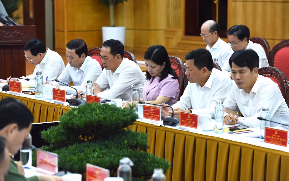 Các đồng chí lãnh đạo tỉnh và các sở, ngành Thanh Hóa tham dự buổi làm việc.