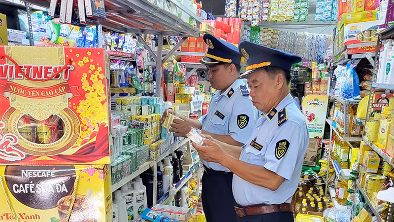 Cán bộ Cục Quản lý thị trường tỉnh Kiên Giang kiểm tra hàng hóa tại một cơ sở kinh doanh. (Ảnh MINH TRANG)