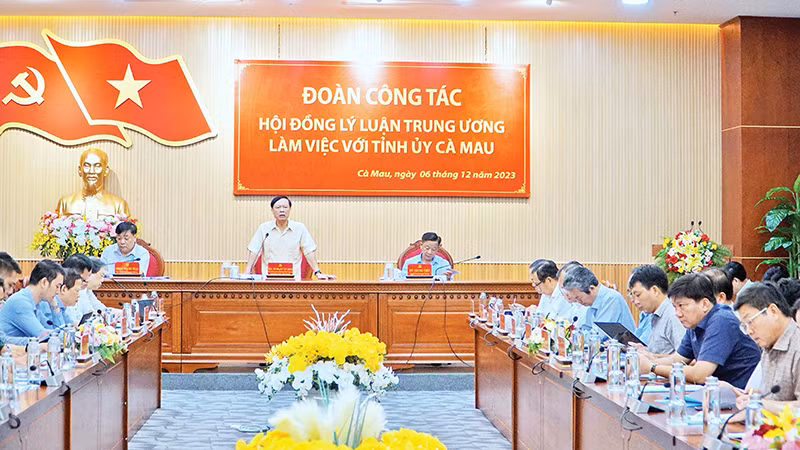 Phó Giáo sư, Tiến sĩ Phạm Văn Linh tại buổi làm việc với Tỉnh ủy Cà Mau.