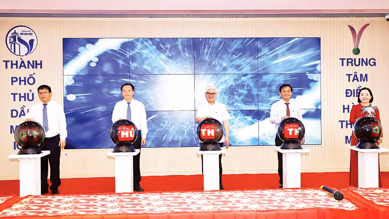 Lãnh đạo Tỉnh ủy Bình Dương và các đại biểu thực hiện nghi thức khánh thành Trung tâm điều hành thông minh thành phố Thủ Dầu Một. (Ảnh BÌNH PHƯỚC)