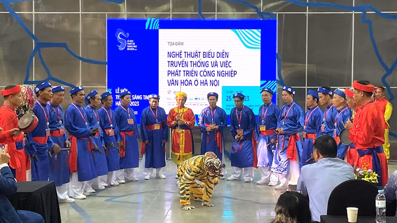 Trình diễn nghệ thuật hát múa Ải Lao tại tọa đàm về nghệ thuật truyền thống.