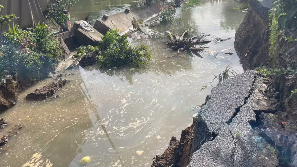 Cận cảnh khu vực sạt lở.