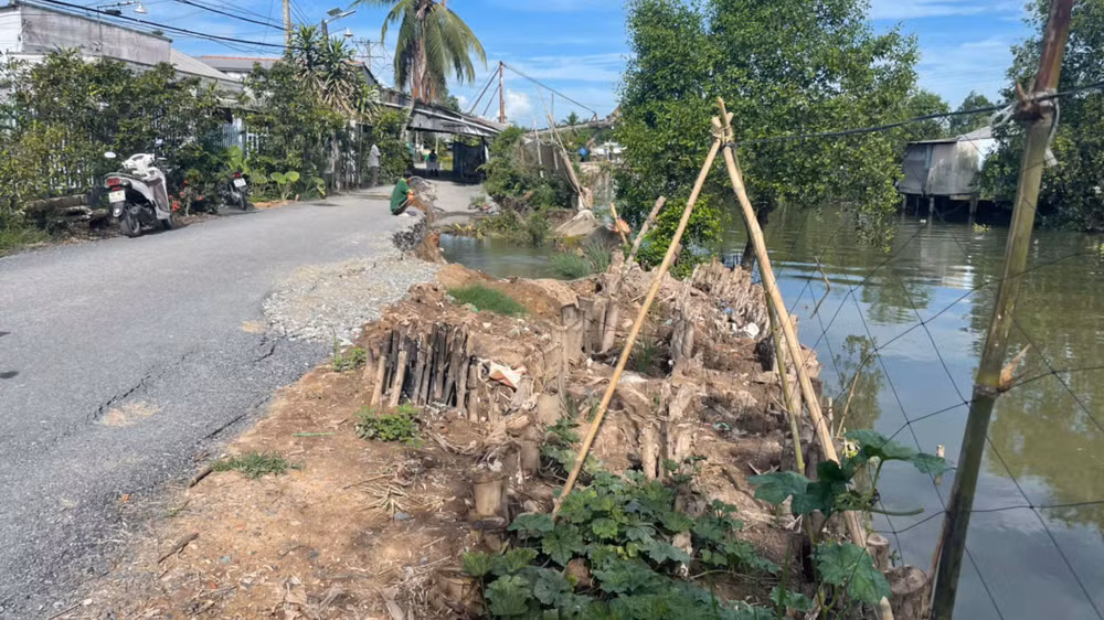 Hiện trường sạt lở tuyến đường giao thông nông thôn thuộc khu vực Long Định, phường Long Hưng, quận Ô Môn, thành phố Cần Thơ.
