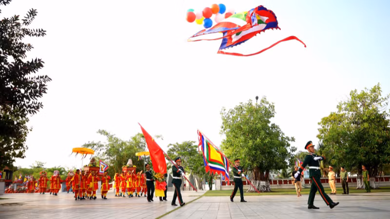 Đoàn nghi lễ tiến vào Đền Vua Hùng.