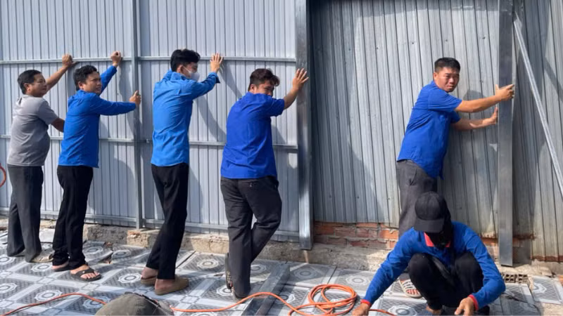 Đoàn viên, thanh niên tích cực tham gia Phong trào “Chung tay xóa nhà tạm, nhà dột nát” trên địa bàn thành phố Cần Thơ.