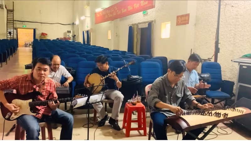 Đội nhạc công của Nhà hát Tây Đô đang tập luyện.
