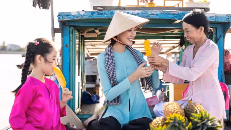 Du khách tham quan chợ nổi Cái Răng. (Ảnh: NGỌC HÂN)