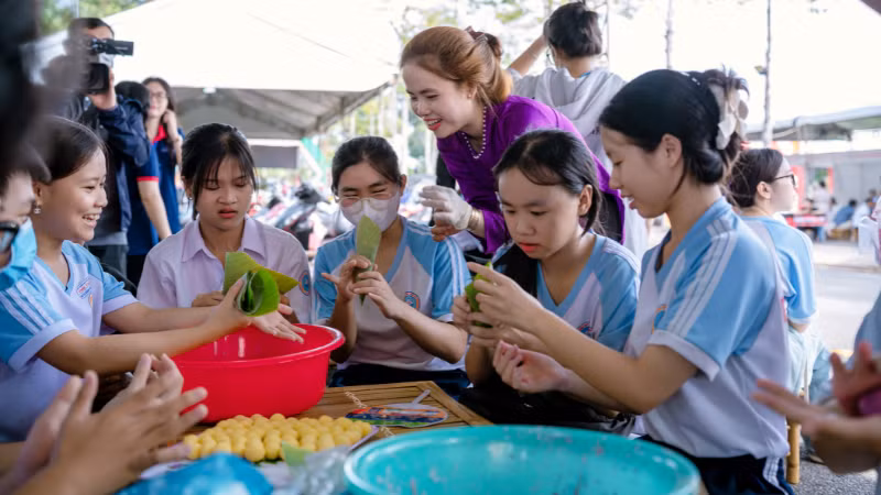 Du khách trải nghiệm gói bánh tại Lễ hội.