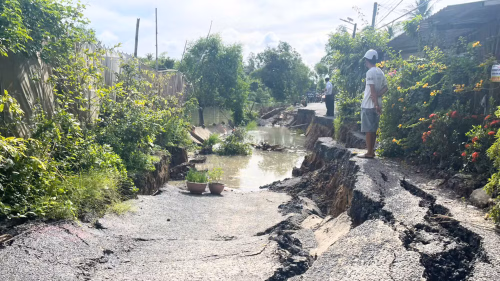 Hiện trường sạt lở tuyến đường giao thông nông thôn thuộc khu vực Long Định, phường Long Hưng, quận Ô Môn, thành phố Cần Thơ.