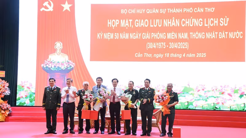 Lãnh đạo thành phố Cần Thơ tặng hoa tri ân các nhân chứng lịch sử tham gia giao lưu tại buổi họp mặt.