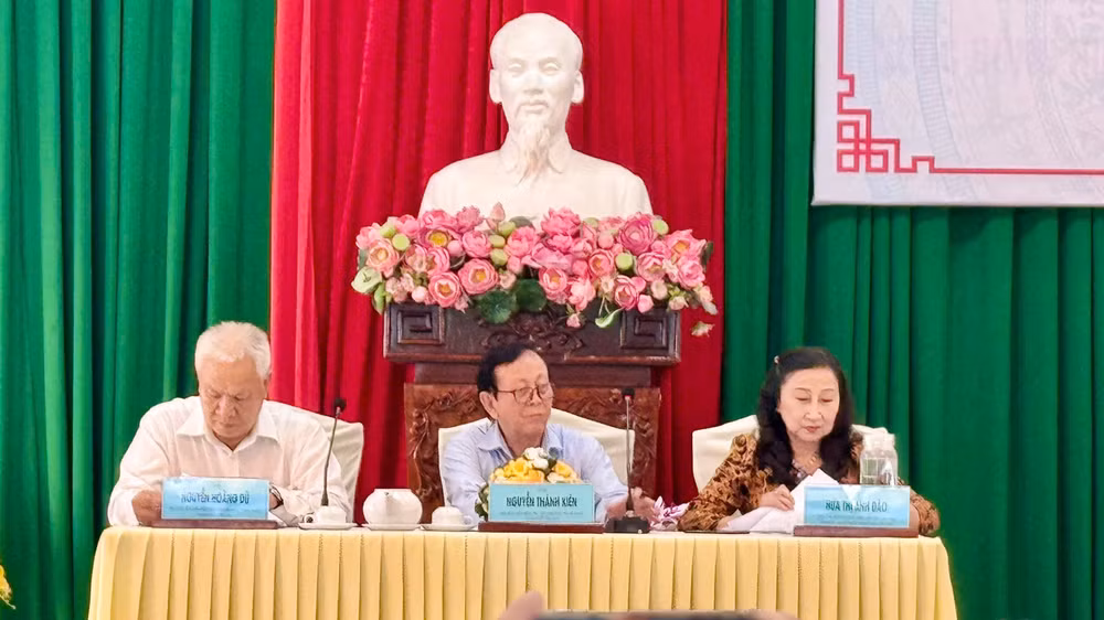 Đoàn chủ tịch tại hội thảo.