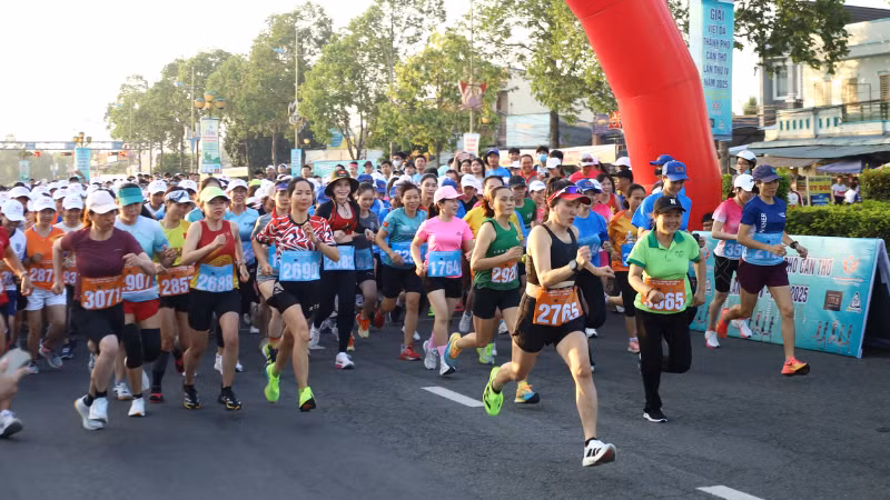 Các vận động viên xuất phát thi đấu. (Ảnh: MỸ HẠNH)