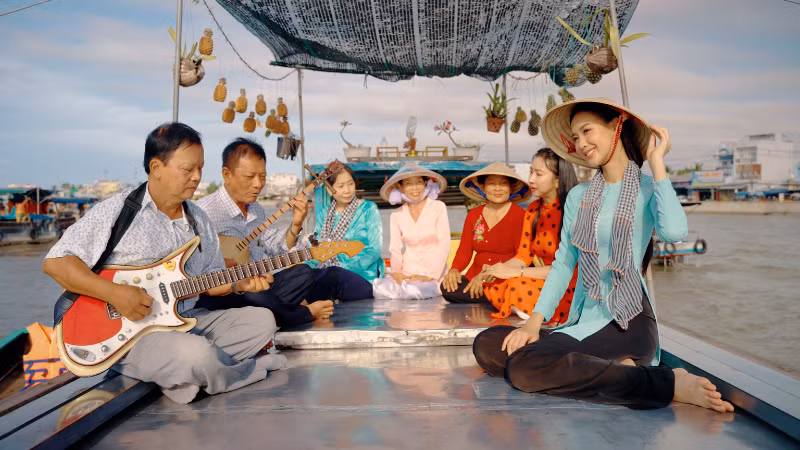 Hoạt động đờn ca tài tử tại Di sản "Văn hóa Chợ nổi Cái Răng”. (Ảnh: NGỌC HÂN)