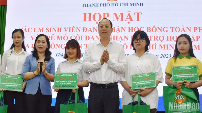 Trao học bổng toàn phần học kỳ 2, năm học 2022-2023 cho các sinh viên.