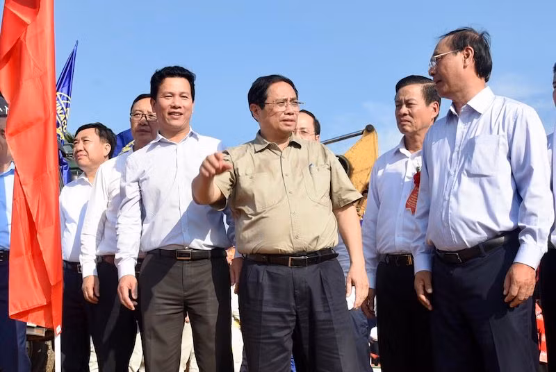 Thủ tướng Phạm Minh Chính thị sát công trường dự án. (Ảnh: Trần Hải)