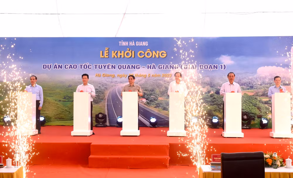 Thủ tướng Phạm Minh Chính và các đại biểu khởi công Dự án cao tốc Tuyên Quang-Hà Giang giai đoạn 1.