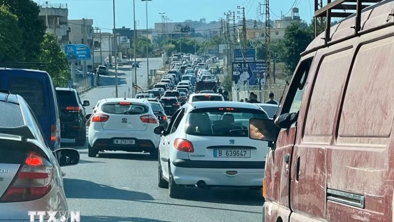 Người dân sơ tán tránh xung đột tại Sidon, Liban. (Ảnh: THX/TTXVN)