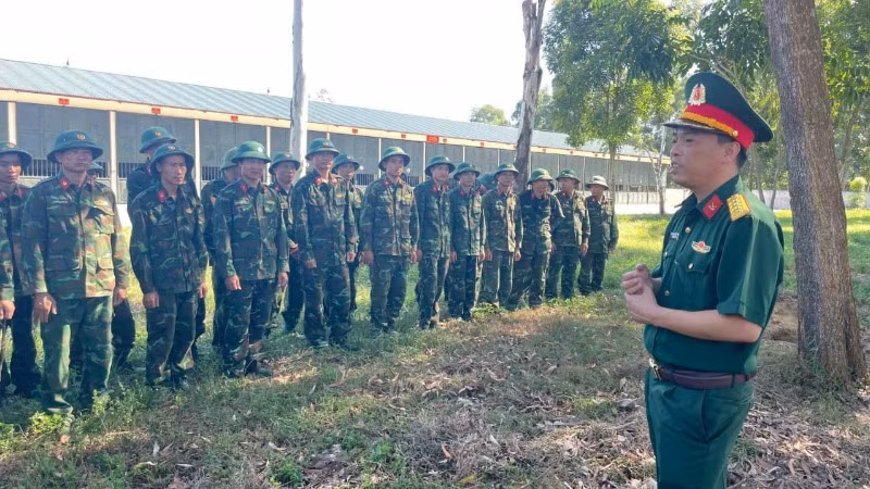 Kiểm tra công tác huấn luyện quân nhân dự bị khung B tại Lữ đoàn Vận tải 654. 