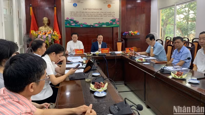 Họp báo Hội thi sản phẩm thủ công mỹ nghệ Việt Nam năm 2024 gắn với Triển lãm “Sắc màu di sản văn hóa, thiên nhiên và sản phẩm thủ công truyền thống Việt Nam”.