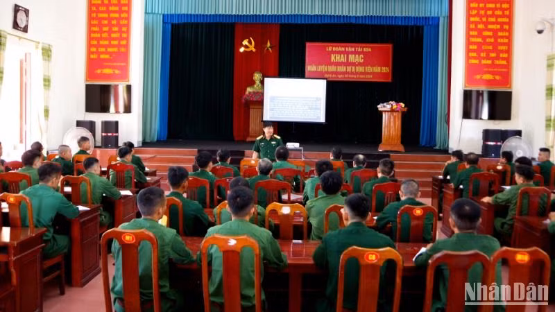 Đại tá Vương Kim Hải, Bí thư Đảng ủy, Chính ủy Cục Hậu cần Quân khu 4, kiểm tra nội dung giáo dục chính trị cho quân nhân dự bị - Khung B tại Lữ đoàn Vận tải 654.