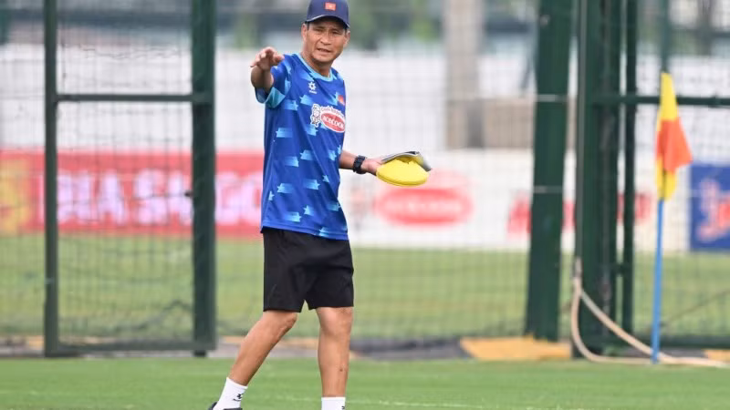 Huấn luyện viên Mai Đức Chung tập luyện cùng các nữ tuyển thủ Việt Nam. (Ảnh: VFF)