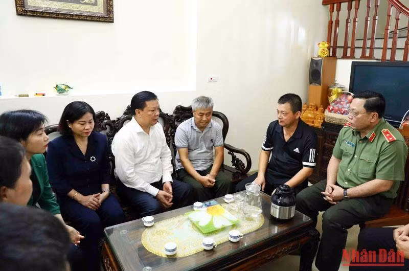 Bí thư Thành ủy Hà Nội Đinh Tiến Dũng và lãnh đạo thành phố thăm hỏi, chia buồn gia đình ba cán bộ, chiến sĩ hy sinh khi tham gia chữa cháy. (Ảnh: Duy Linh)