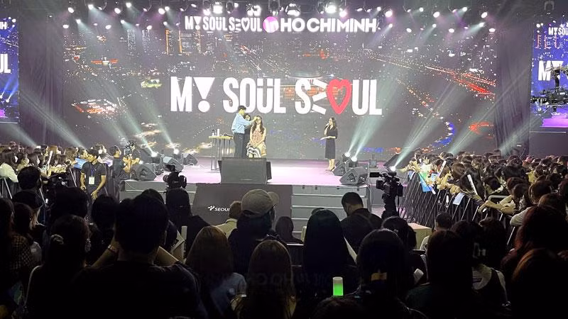 Chuyên gia làm tóc Hàn Quốc giới thiệu mẫu tóc thời trang đến các bạn trẻ TP Hồ Chí Minh.