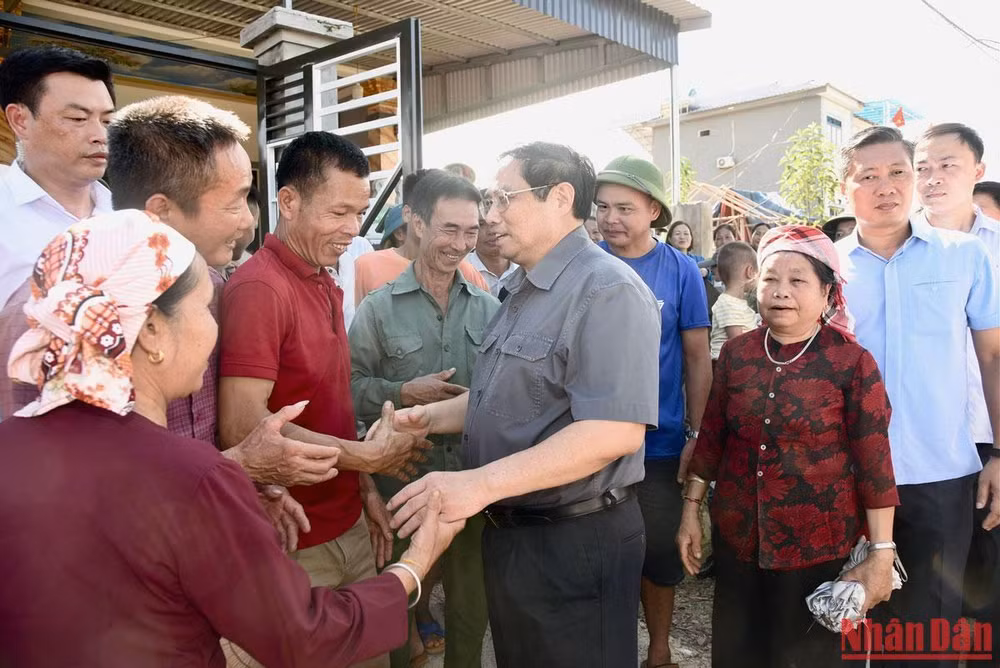 Thủ tướng Phạm Minh Chính thăm hỏi người dân khu tái định cư dự án Cảng hàng không Sa Pa tại xã Cam Cọn, huyện Bảo Yên.