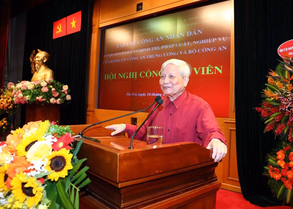 Nhà báo lão thành Hà Đăng, nguyên: Tổng Biên tập Báo Nhân Dân, Trưởng Ban Tư tưởng-Văn hóa Trung ương, Tổng Biên tập Tạp chí Cộng sản, Trợ lý Tổng Bí thư phát biểu ý kiến tại hội nghị. 