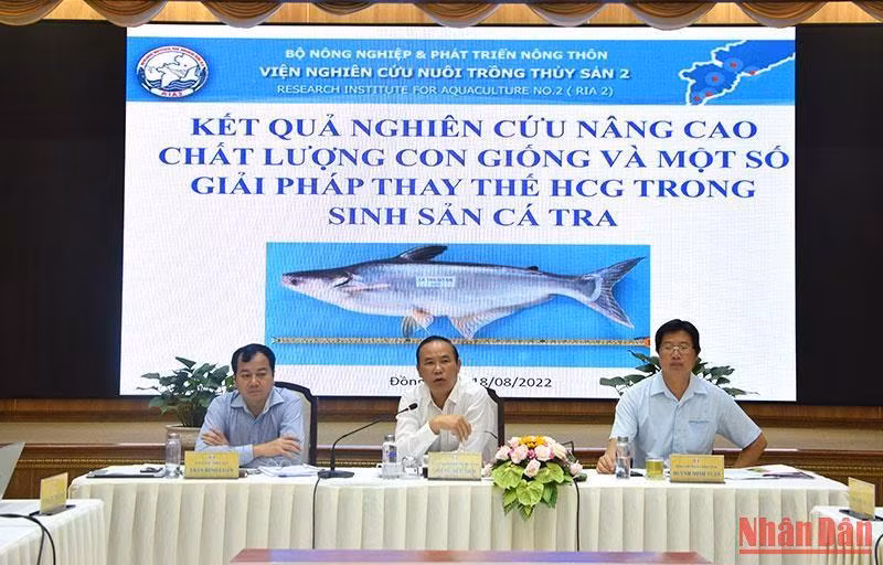 Thứ trưởng Nông nghiệp và Phát triển nông thôn Phùng Đức Tiến phát biểu tại Hội nghị.