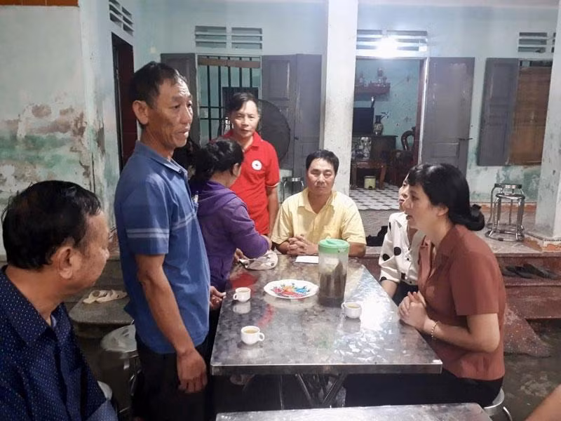 Lãnh đạo thành phố Nam Định trực tiếp đến thăm hỏi, động viên, chia sẻ mất mát với gia đình các nạn nhân.