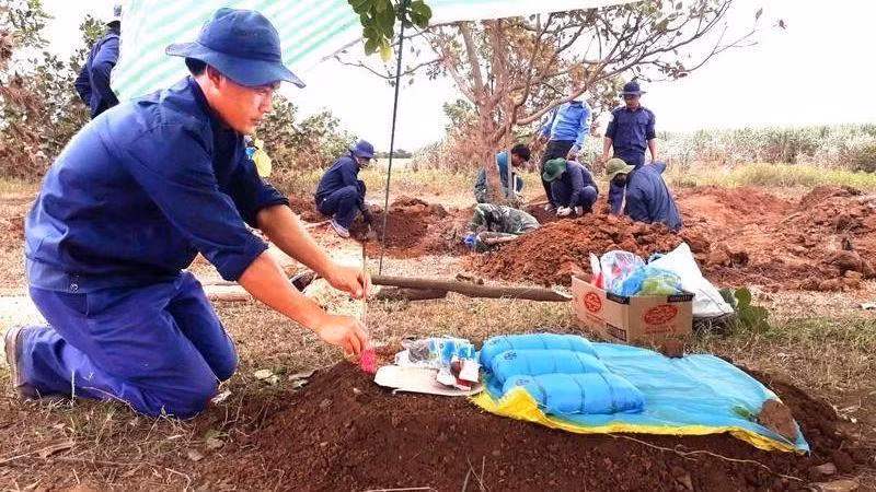 Thắp hương cho những hài cốt liệt sĩ đã quy tập.