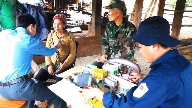 Bác sĩ Đội K51 khám bệnh cho người dân tỉnh Mondulkiri.