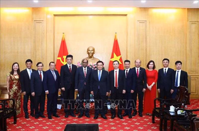 Giám đốc Học viện Chính trị Quốc gia Hồ Chí Minh Nguyễn Xuân Thắng và Ngài Jaya Ratnam, Đại sứ Singapore tại Việt Nam với các đại biểu. (Ảnh: Văn Điệp/TTXVN)