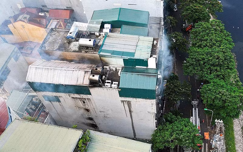 Vụ cháy tại số 231 Quan Hoa (phường Quan Hoa, quận Cầu Giấy) nhìn từ trên cao.