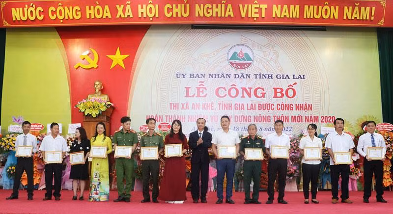 Tặng giấy khen cho các tập thể, cá nhân có thành tích xuất sắc trong phong trào xây dựng nông thôn mới ở An Khê. 