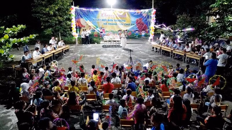 Các em thiếu nhi Trường Tiểu học 2 Thạch Ngàn vui hội Trung thu.