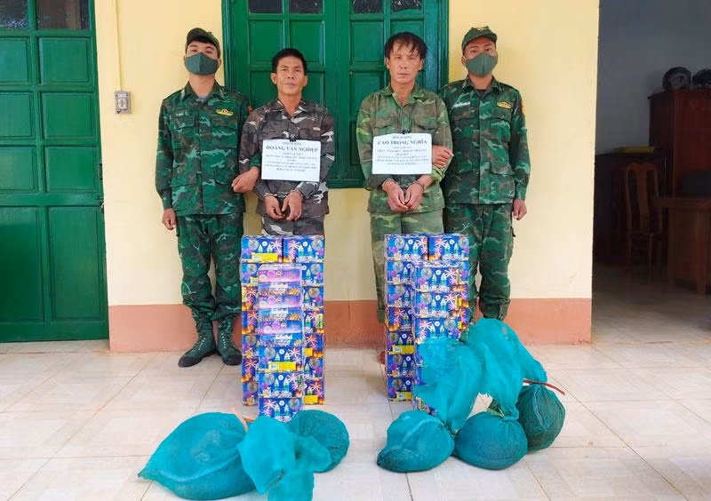 Hai đối tượng Nghĩa và Nghiệp bị bắt cùng tang vật.