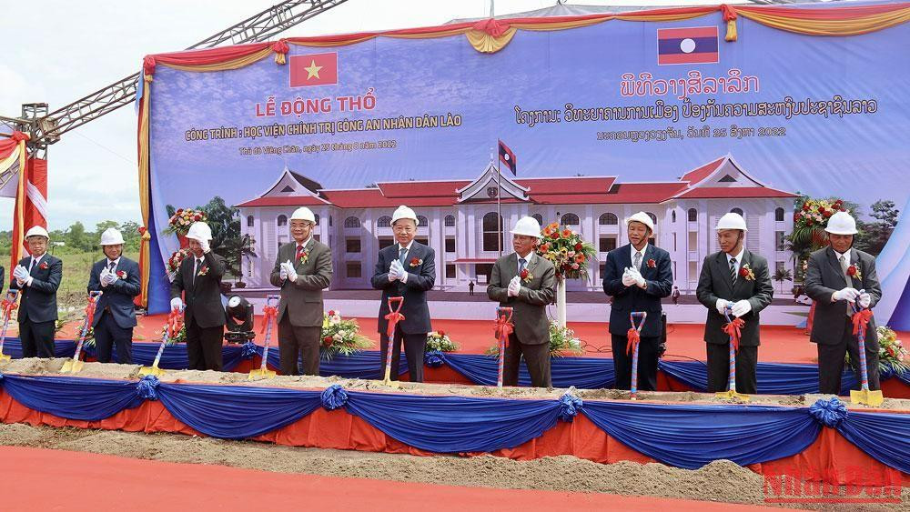 Bộ trưởng Công an Tô Lâm cùng Phó Thủ tướng, Bộ trưởng Công an Lào Vilay Lakhamphong và các đại biểu làm Lễ động thổ xây dựng công trình Học viện Công an nhân dân Lào. (Ảnh: Trịnh Quốc Dũng)