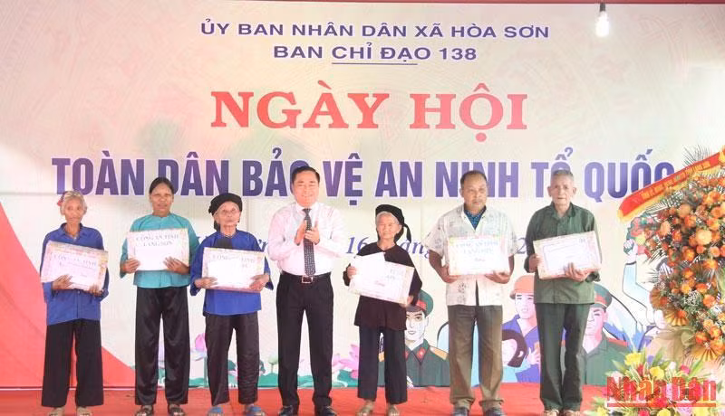 Lãnh đạo UBND tỉnh tặng quà cho các gia đình chính sách trên địa bàn xã Hòa Sơn, Hữu Lũng (Lạng Sơn).