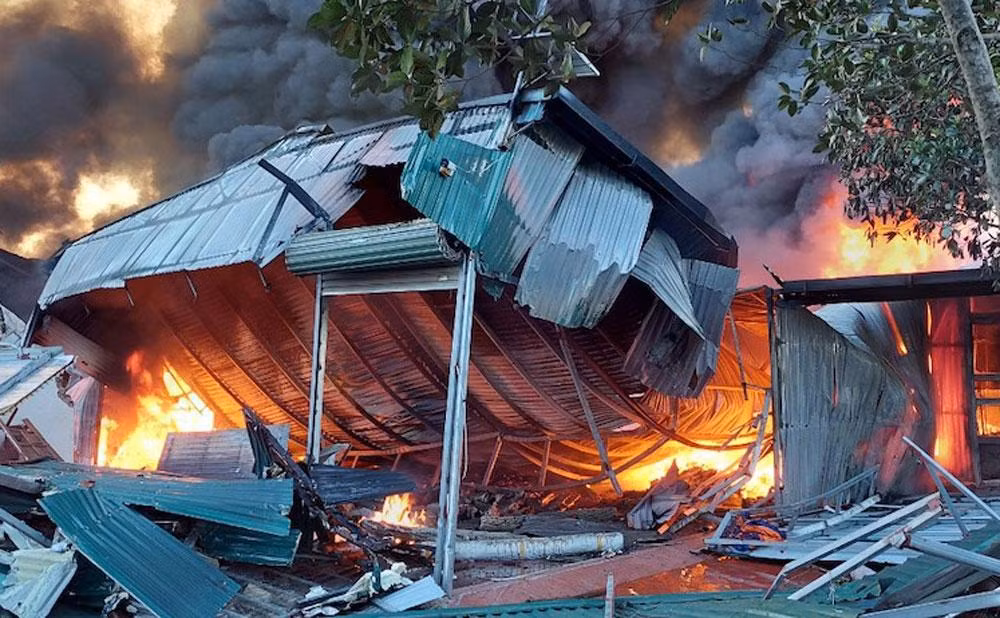 Ngọn lửa bốc cao tại cơ sở sản xuất nhựa.