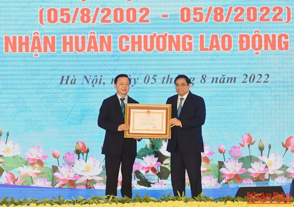 Thủ tướng Phạm Minh Chính trao Huân chương Lao động hạng Nhất tặng Bộ trưởng Tài nguyên và Môi trường Trần Hồng Hà.