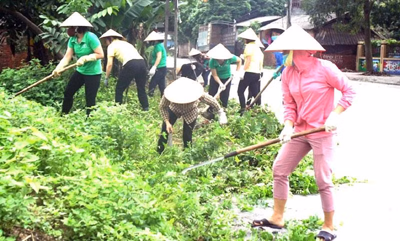 Người dân huyện Ea Súp ra quân dọn vệ sinh phòng, chống sốt xuất huyết. (Ảnh: Trịnh Văn Thế)