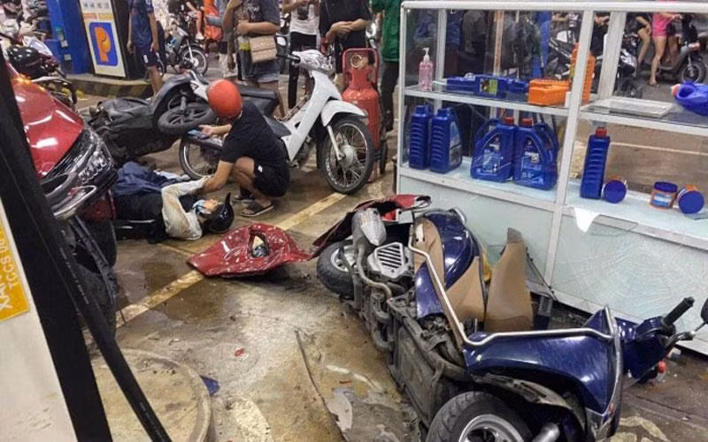 Vụ tai nạn khiến một số người đang đổ xăng bị thương, nhiều xe máy đổ ngổn ngang, bị hư hỏng.