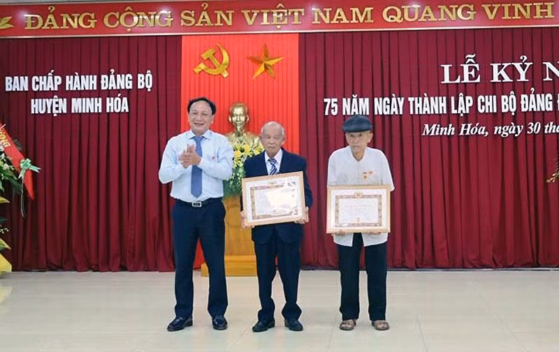Phó Bí thư Thường trực Tỉnh ủy Quảng Bình Trần Hải Châu trao Huy hiệu Đảng cho các đảng viên lão thành.
