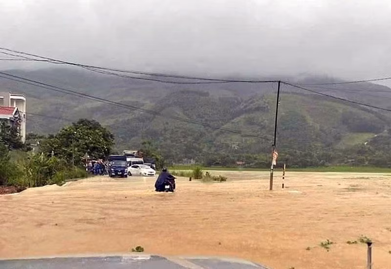 Mưa lớn gây ngập úng trên quốc lộ 2C đoạn qua địa phận xã Tân Thanh, huyện Sơn Dương, tỉnh Tuyên Quang khiến giao thông bị chia cắt.