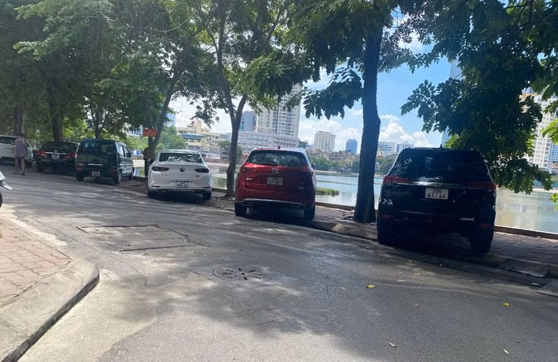 Cả một đoạn vòng hồ Giảng Võ biến thành nơi để trông giữ phương tiện. Cả một đoạn vòng hồ Giảng Võ biến thành nơi để trông giữ phương tiện.