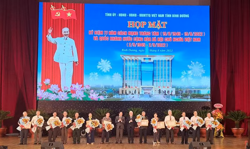 Lãnh đạo tỉnh Bình Dương trao Huy hiệu Đảng tặng các đảng viên.