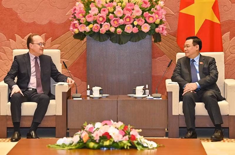 Chủ tịch Quốc hội Vương Đình Huệ và Đại sứ Liên bang Nga Gennady Bezdetko tại buổi tiếp.