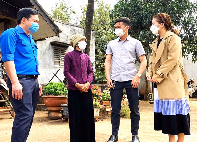 Cán bộ, đảng viên xã Ea Bhốk, huyện Cư Kuin, tỉnh Đắk Lắk tuyên truyền, vận động nhân dân nâng cao ý thức phòng, chống dịch bệnh.